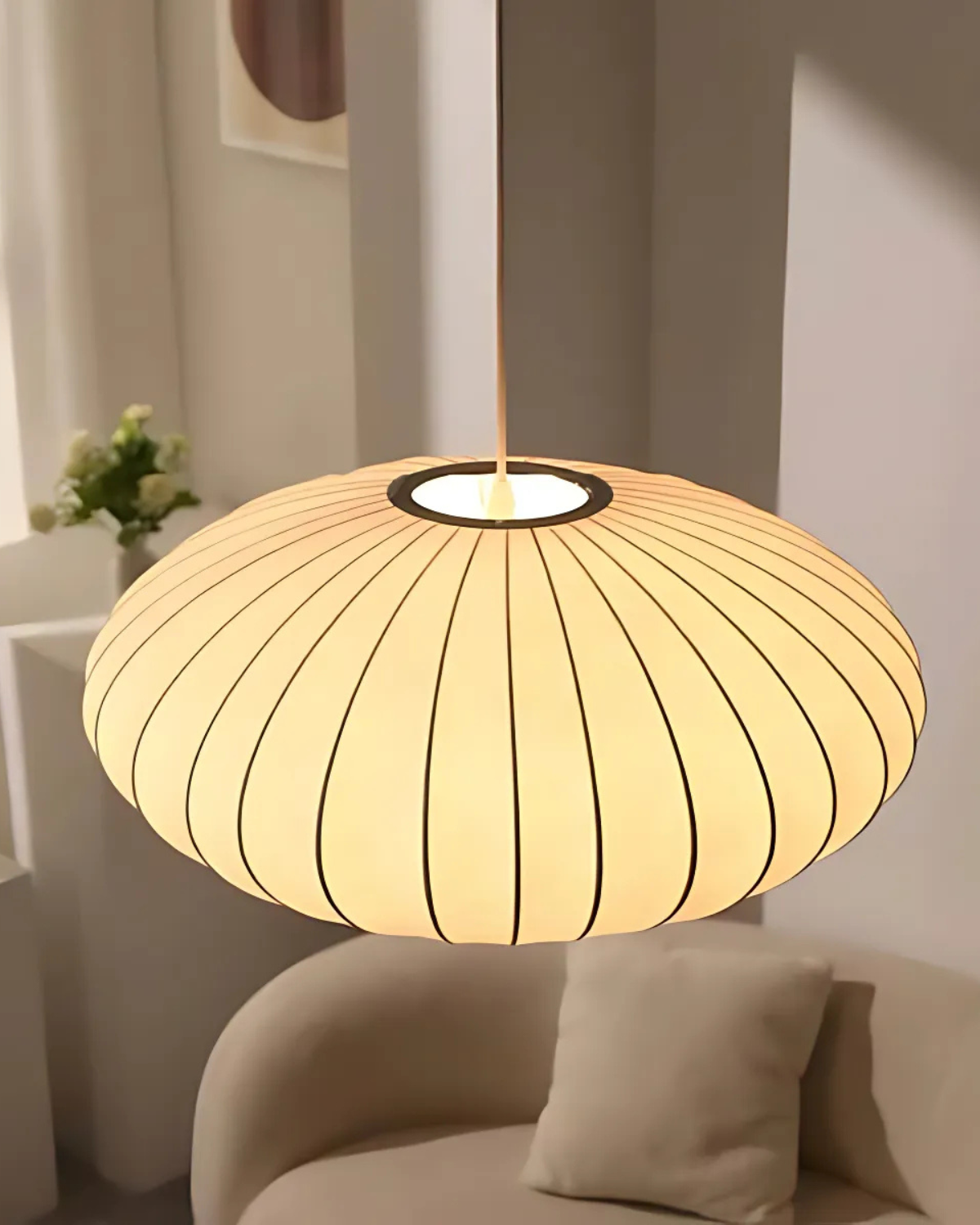 Moderne Ronde Hanglamp Met Geribbelde Kap En Warme Sfeerverlichting