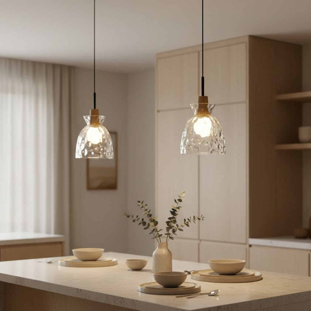 Glazen Hanglamp met Geslepen Koepel en Houten Accenten – Rustieke Eethoekverlichting