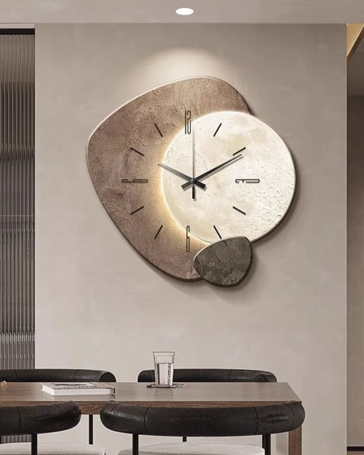 Wandklok met Maanreliëf en Optionele Verlichting Zwart Goud Betonlook Scandinavisch Interieur Decoratief Tijdweergave Woonkamer Slaapkamer Kantoor Modern Minimalistisch Wanddecoratie