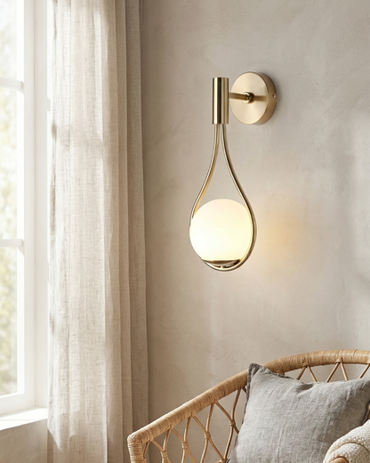 Nordische Wandlamp met Glazen Bol — Minimalistische Verlichting voor Scandinavische Interieurs