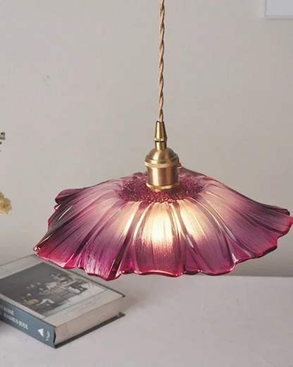 Sculpturale glazen hanglamp met messing fitting en warm licht – artistieke design plafondlamp voor eetkamer en woonkamer