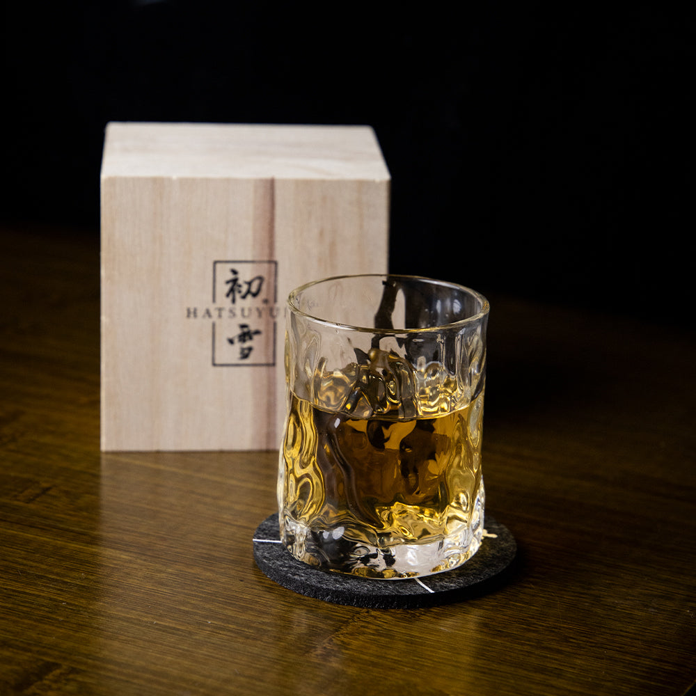 Handgemaakt Whiskeyglas met Golvend Reliëf 210ml Hittebestendig Glas voor Whisky Cocktails Spirits Premium Drinkglas Japans Design Zeegolf Patroon Cadeau Whiskyliefhebber Houten Verpakking
