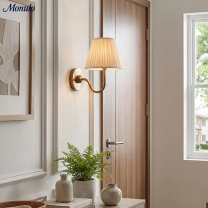Wandlamp met Geplisseerde Stoffen Kap – Klassieke Verlichting voor Slaapkamer en Woonkamer