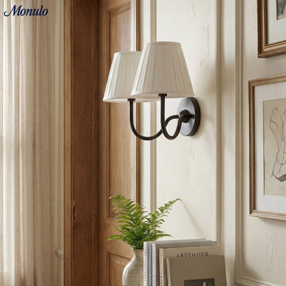 Wandlamp met Geplisseerde Stoffen Kap – Klassieke Verlichting voor Slaapkamer en Woonkamer
