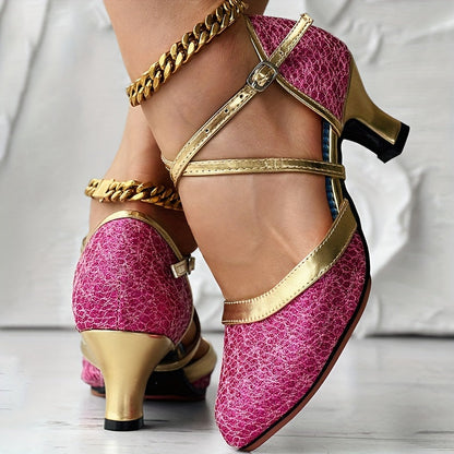 Elegante Hakken met Buckle Sluiting en Glanzend Leer