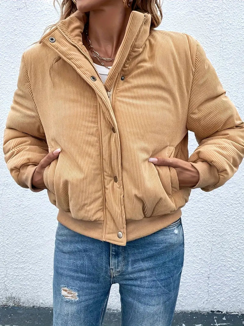 Vrouwelijke Corduroy Jas met Rits en Knoopsluiting