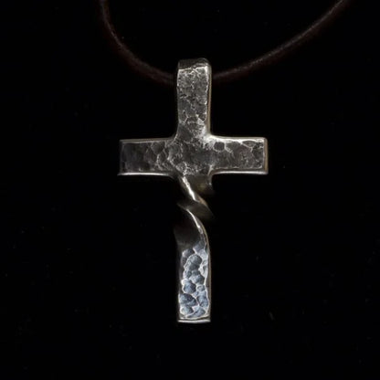 Handgemaakte Kruishanger met Verstelbare Lederen Ketting | Artisanaal Sieraad