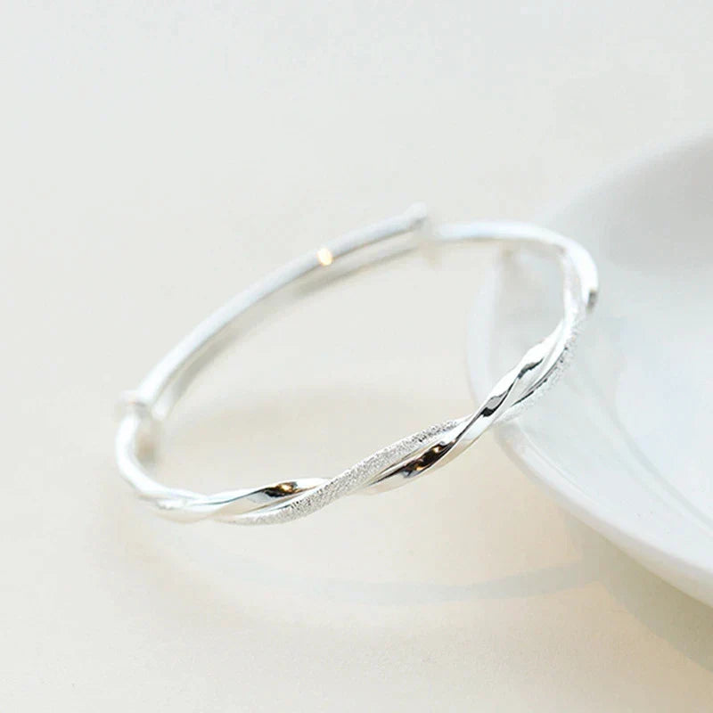 Gevlochten Zilveren Armband – Elegant Damesarmband met Moderne Textuur – Tijdloos Sieraad voor Elke Gelegenheid