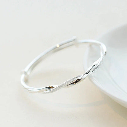 Gevlochten Zilveren Armband – Elegant Damesarmband met Moderne Textuur – Tijdloos Sieraad voor Elke Gelegenheid