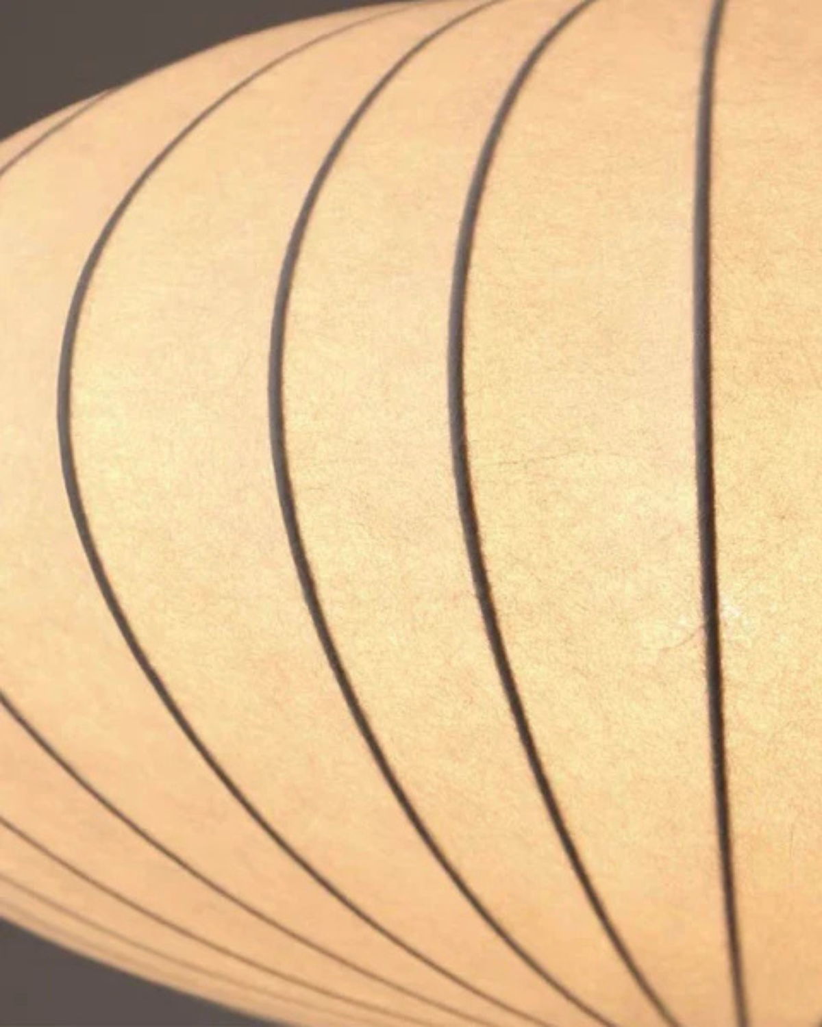 Moderne Ronde Hanglamp Met Geribbelde Kap En Warme Sfeerverlichting