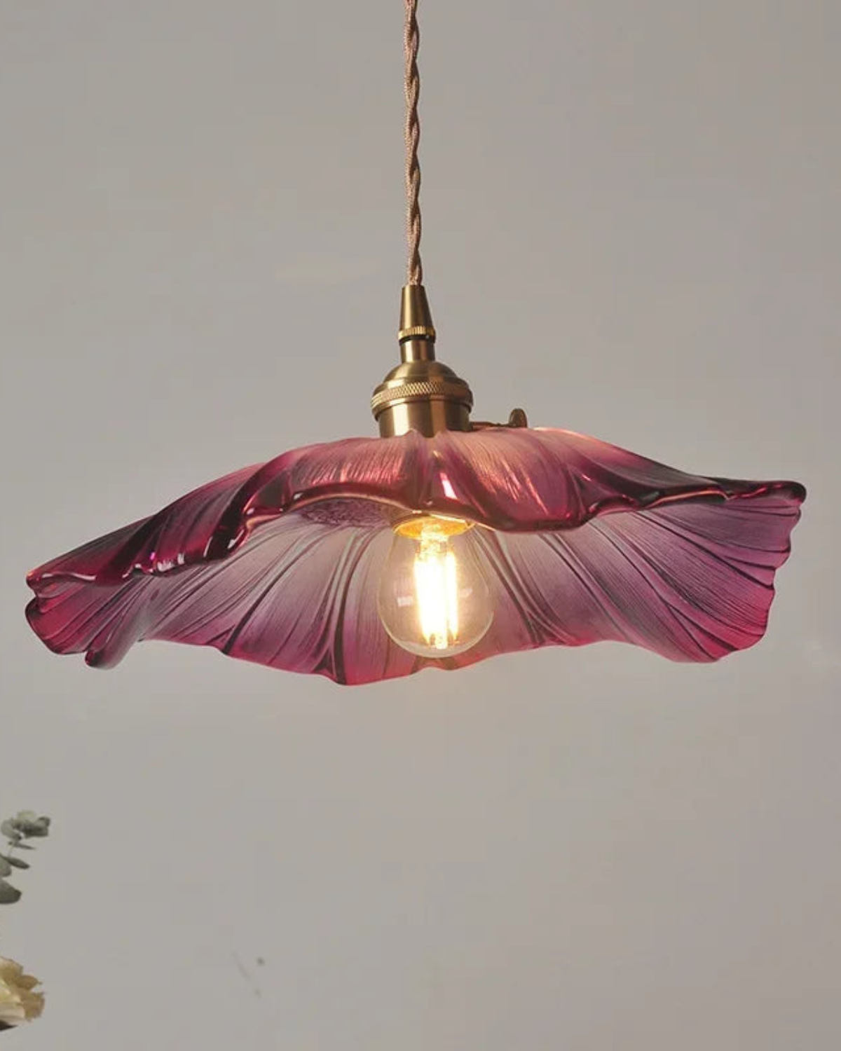 Sculpturale glazen hanglamp met messing fitting en warm licht – artistieke design plafondlamp voor eetkamer en woonkamer