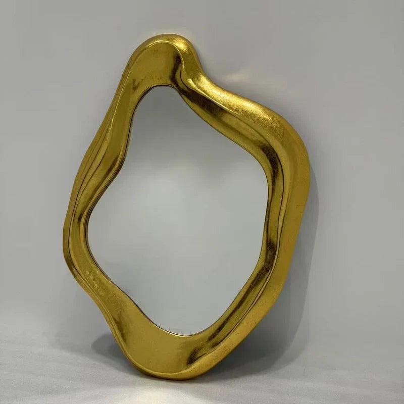 Asymmetrische Wandspiegel met Goudkleurige Houtenlijst – Organische Spiegel Moderne Wanddecoratie
