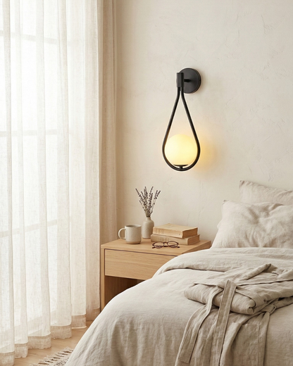 Nordische Wandlamp met Glazen Bol — Minimalistische Verlichting voor Scandinavische Interieurs