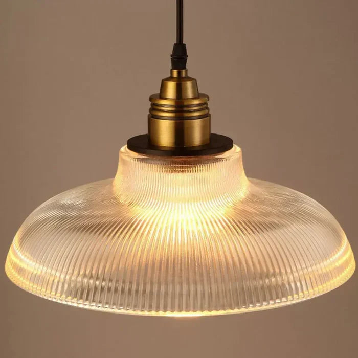 Glazen hanglamp met ribbelglas en warm licht voor eetkamer, woonkamer en keuken