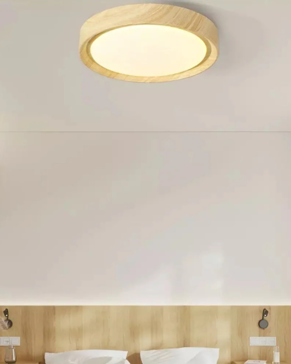 Ronde houten plafondlamp met warm diffuus licht voor serene woonruimtes
