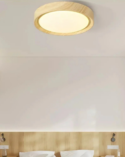 Ronde houten plafondlamp met warm diffuus licht voor serene woonruimtes