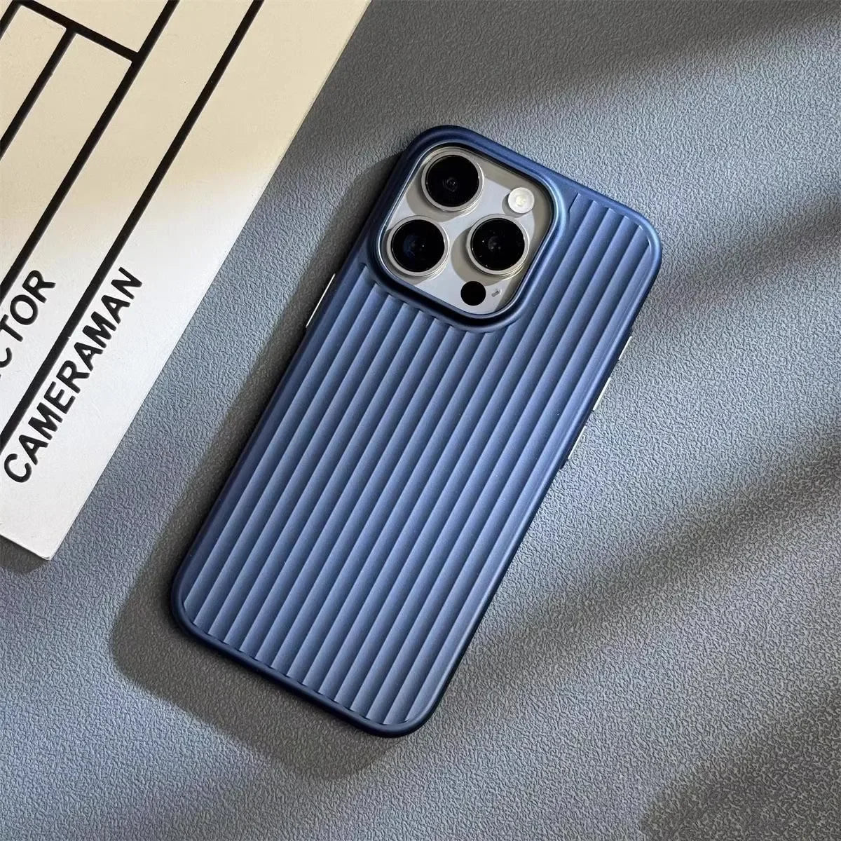 Ultraslanke iPhone Hoesje met Militaire Bescherming | Titanium Carbon Look | Draadloos Laden