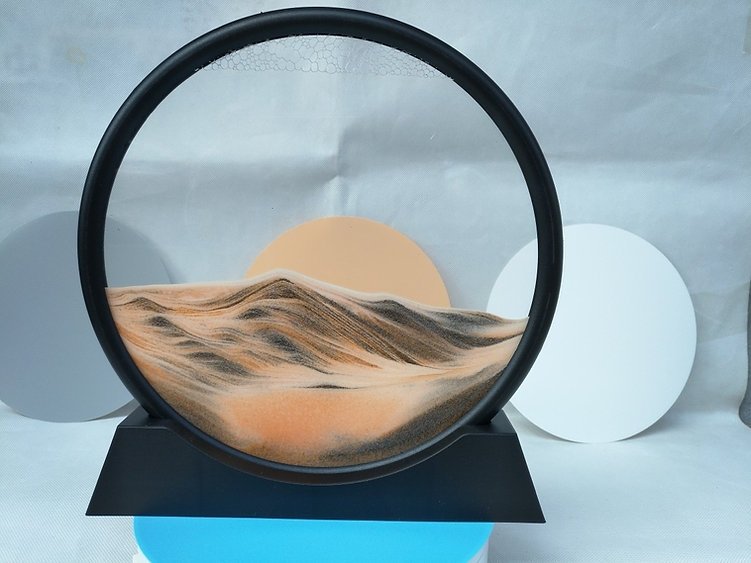 3D Zandkunst Schilderij met Stromend Zandeffect – Decoratief Glazen Kunstobject – Bewegende Zandpatronen in Glas – Rustgevende Bureaudecoratie