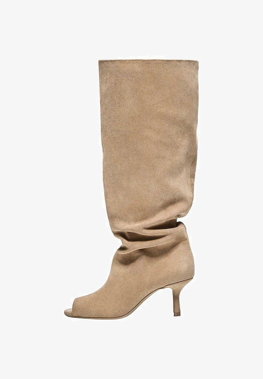 Vrouwelijke Kniekousen met Sleufjes en Hak in Slouchy Stijl