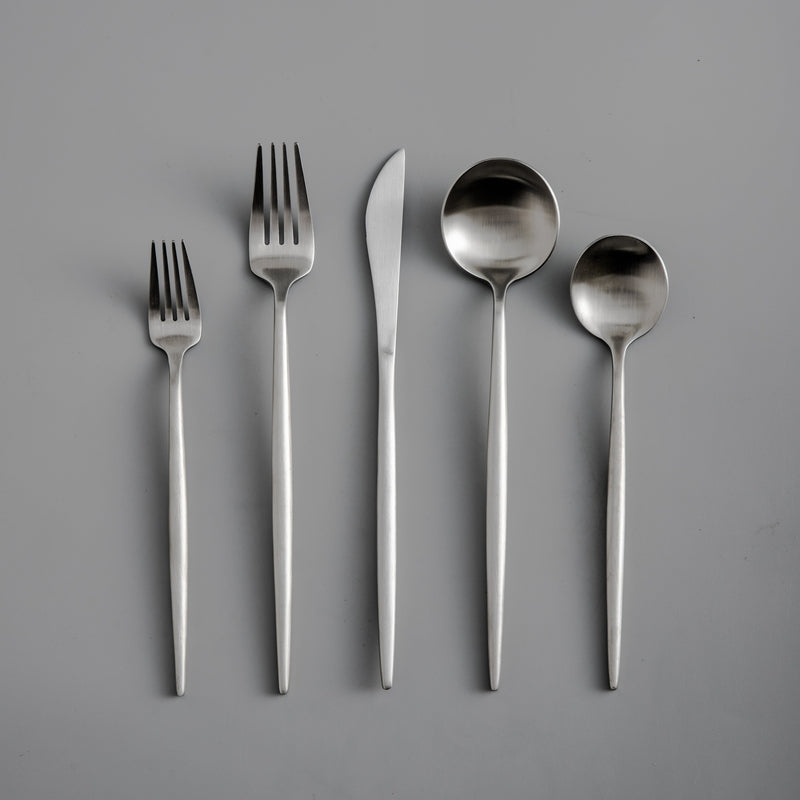 Minimalistisch Bestekset Titanium-Coating 18/10 Roestvrij Staal Premium Servies Modern Tafelgerei Luxe Eetgerei Chique Tafelstyling Elegant Cutlery Set 4 tot 16 Personen