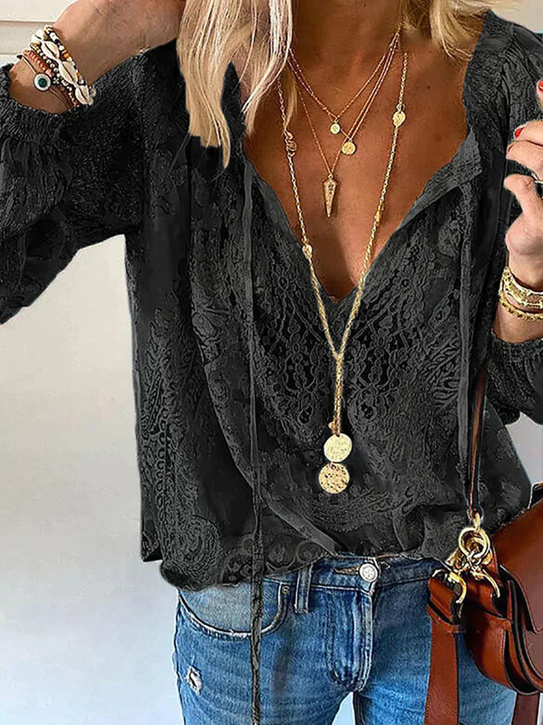 Vrouwelijke Blouse met Kanten Details en Poffen Mouwen