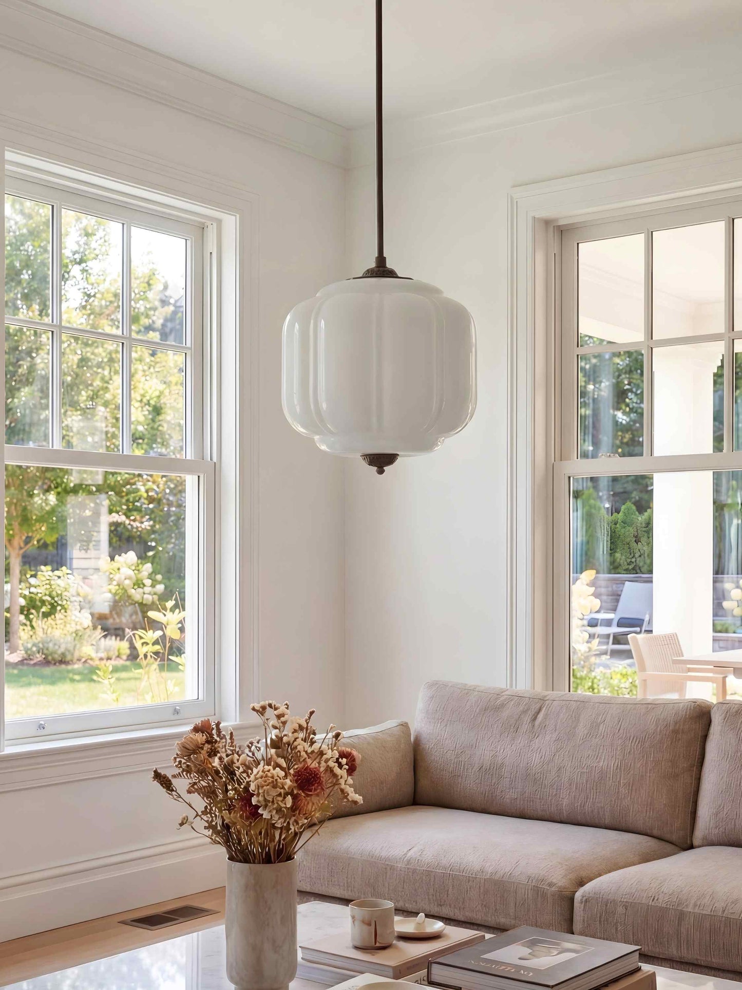 Vintage Kroonluchter met Crèmekleurige Glazen Kappen – Hanglamp in Retro-Stijl voor Eetkamer & Woonkamer