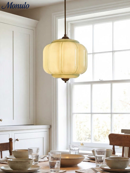 Vintage Kroonluchter met Crèmekleurige Glazen Kappen – Hanglamp in Retro-Stijl voor Eetkamer & Woonkamer