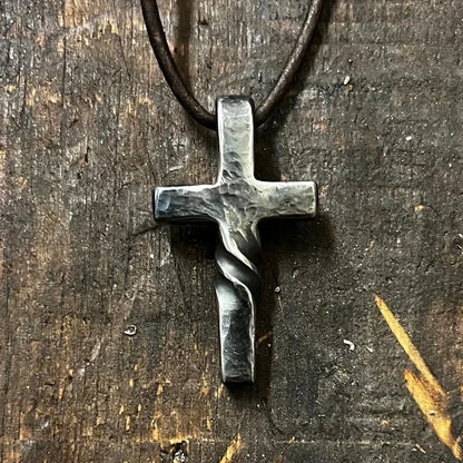 Handgemaakte Kruishanger met Verstelbare Lederen Ketting | Artisanaal Sieraad