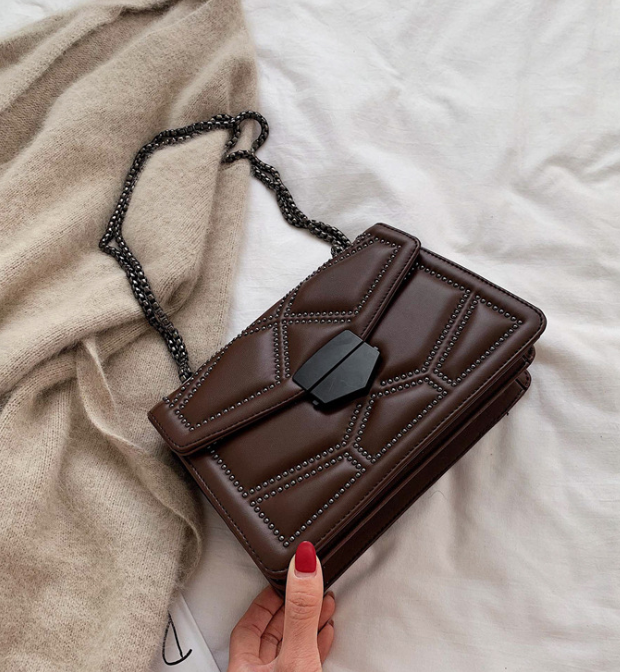 Dames Crossbody Tas Klein met Ketting en Studs Stijlvolle Designer Look