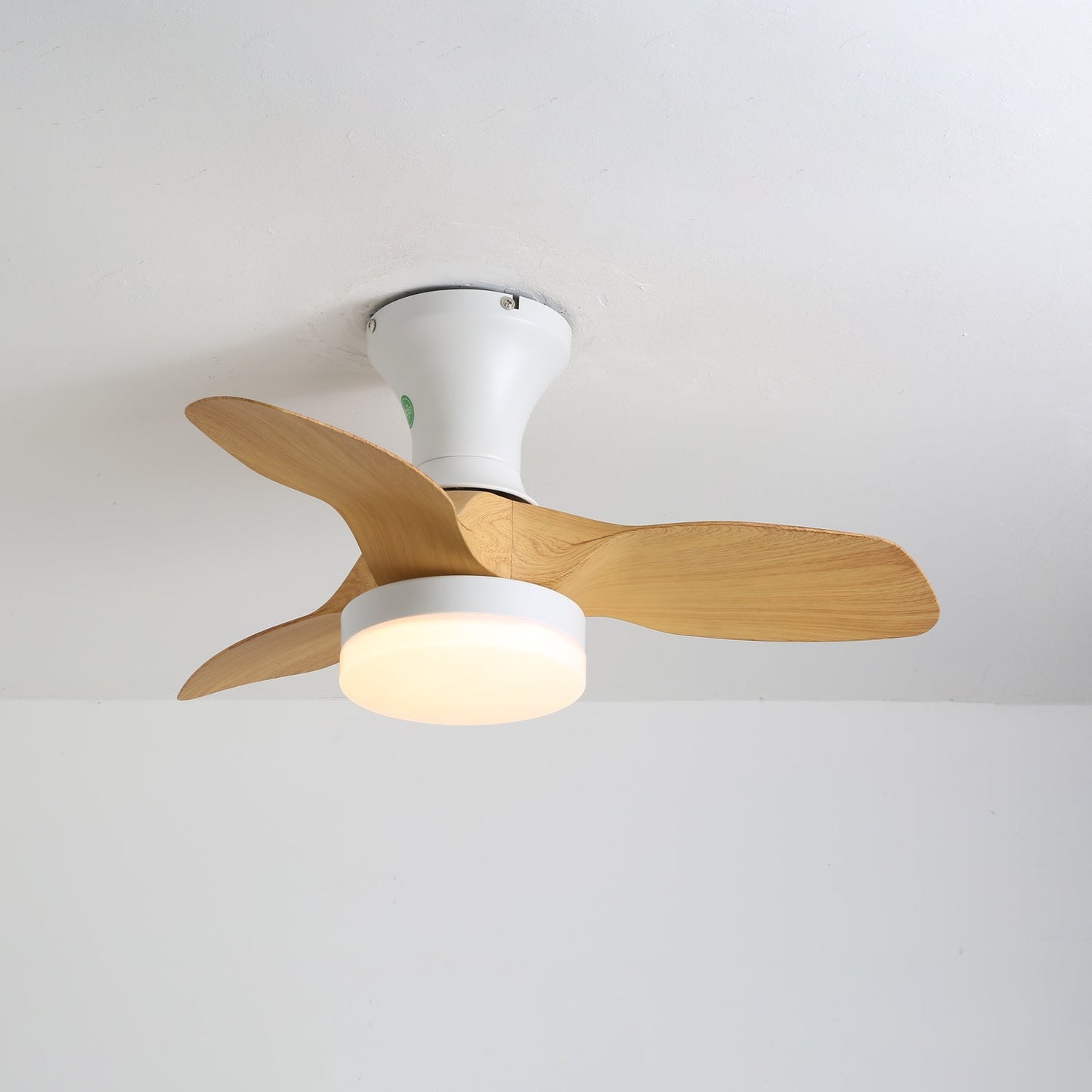 Scandinavische Plafondventilator met Verlichting – Minimalistische Ventilatorlamp in Hout en Wit