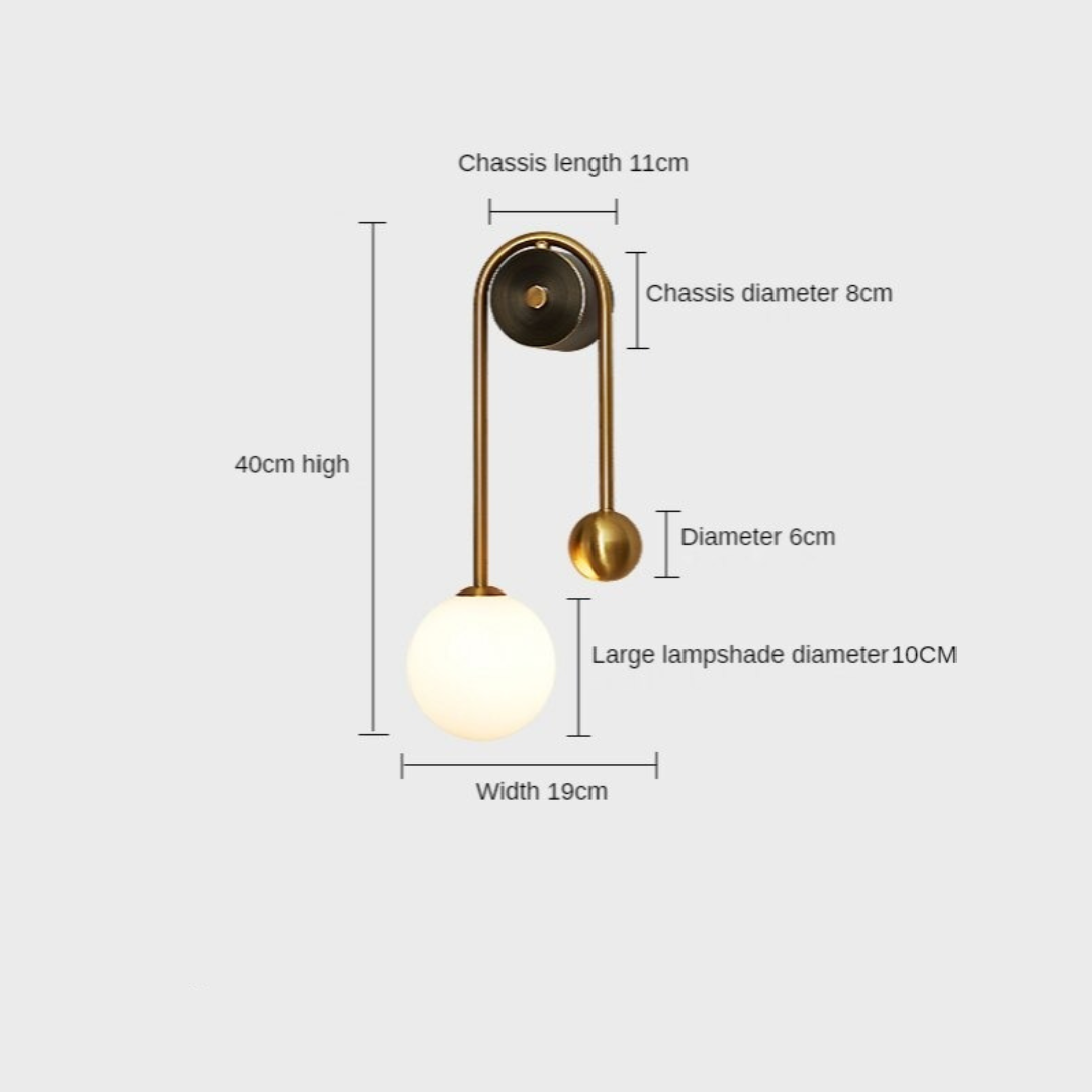 Goudkleurige Wandlamp met Wit Glazen Bol – Modern Scandinavisch Design voor Hal & Gang