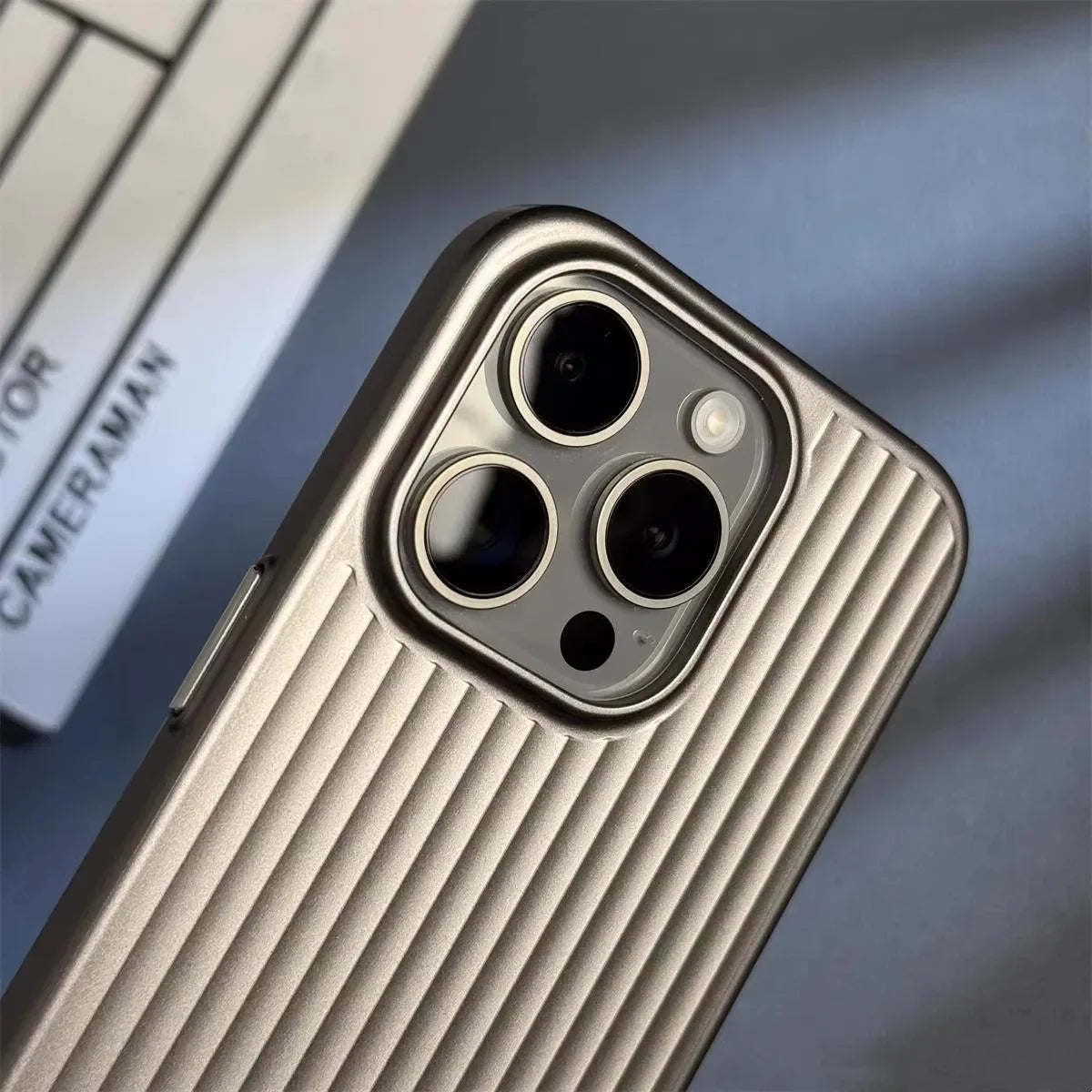 Premium Telefoonhoesje met Titanium-Textuur Ultra-Dun Schokbestendig Anti-Vingerafdruk Draadloos Opladen voor iPhone 13-16 Pro Max