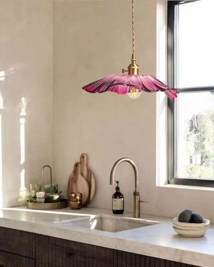 Sculpturale glazen hanglamp met messing fitting en warm licht – artistieke design plafondlamp voor eetkamer en woonkamer