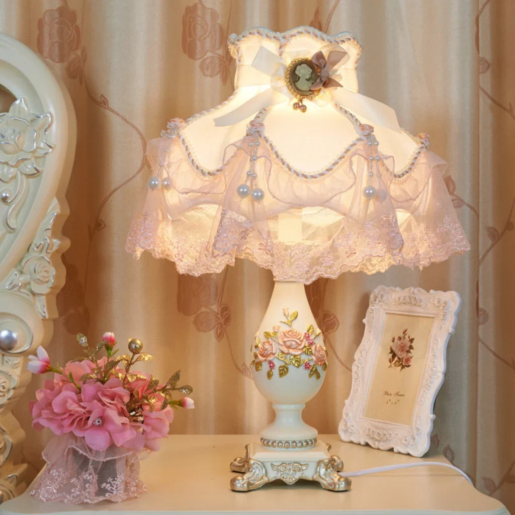 Romantische Tafellamp met Stoffen Kap en Parels – Elegante Decoratieve Nachtlamp met Kant en Rozenmotief – Klassieke Vintage Sfeerlamp voor Slaapkamer en Woonkamer