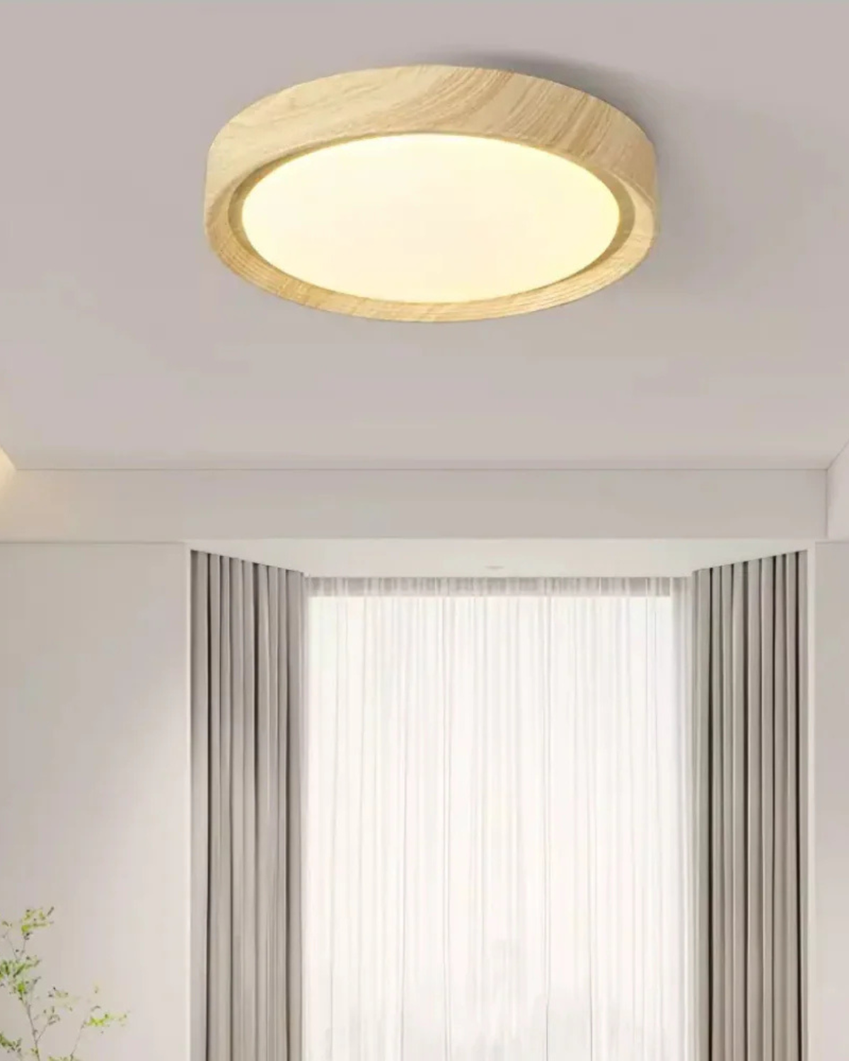 Ronde houten plafondlamp met warm diffuus licht voor serene woonruimtes