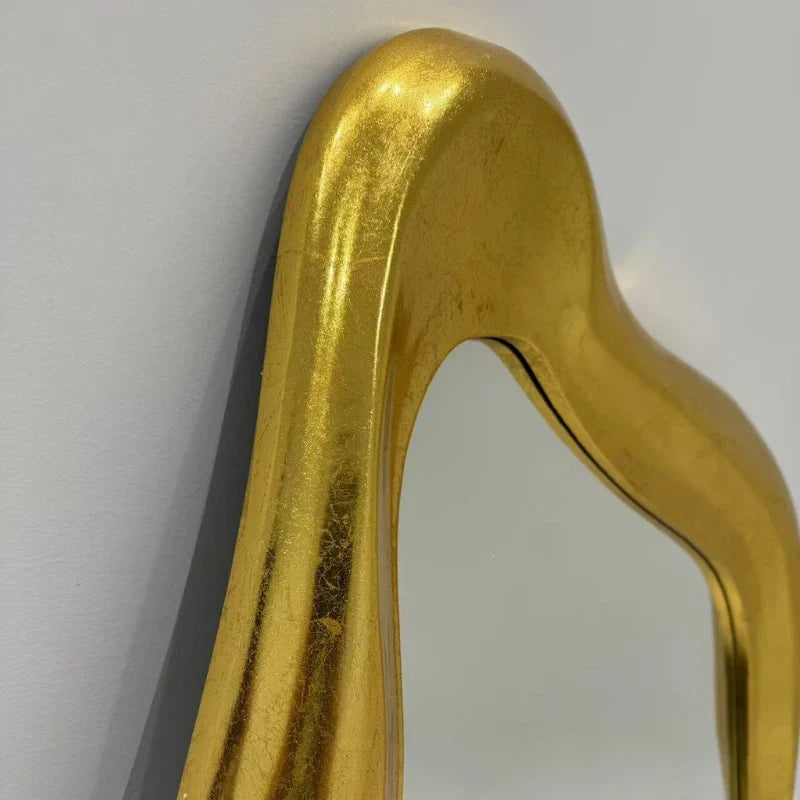 Asymmetrische Wandspiegel met Goudkleurige Houtenlijst – Organische Spiegel Moderne Wanddecoratie