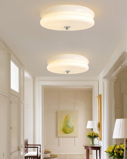 Art Deco Plafondlamp In Beige Met Chroom Accent En Warme Sfeerverlichting