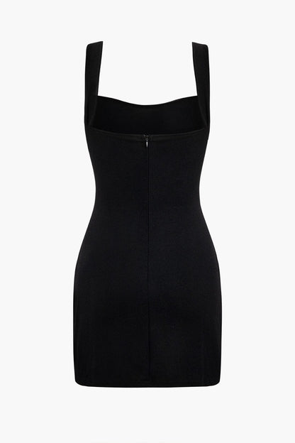 Korte Zwarte Jurk met Gouden Ceintuur Elegante Minidress