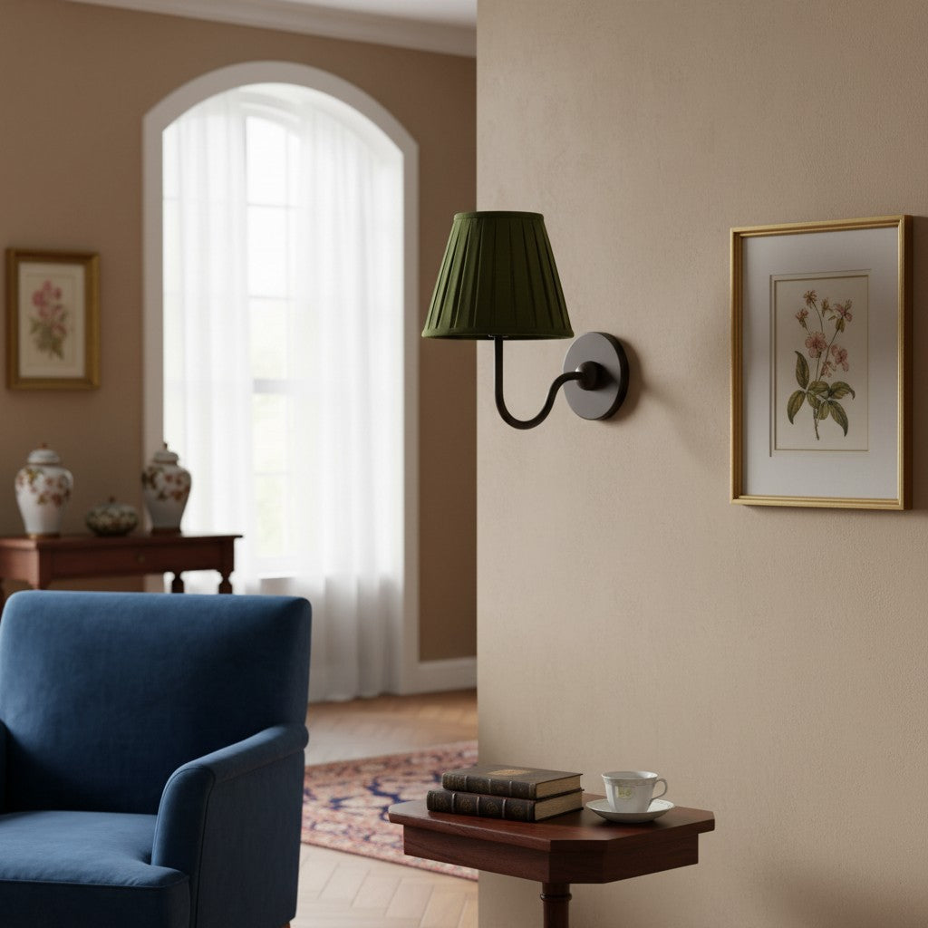 Wandlamp met Geplisseerde Stoffen Kap – Klassieke Verlichting voor Slaapkamer en Woonkamer