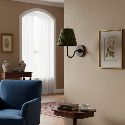 Wandlamp met Geplisseerde Stoffen Kap – Klassieke Verlichting voor Slaapkamer en Woonkamer