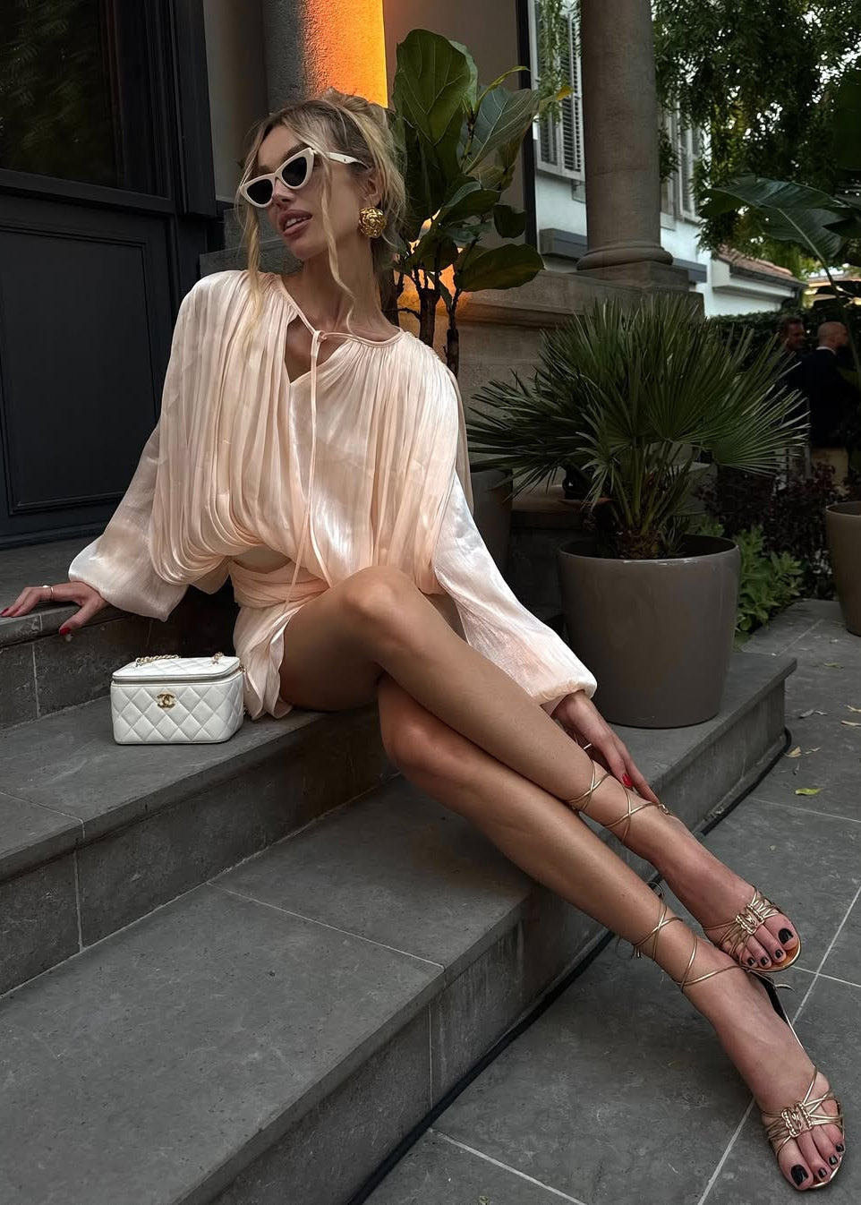 Kort Mini Jurk met Plooi en Parelknopen Champagne - StudioMarella