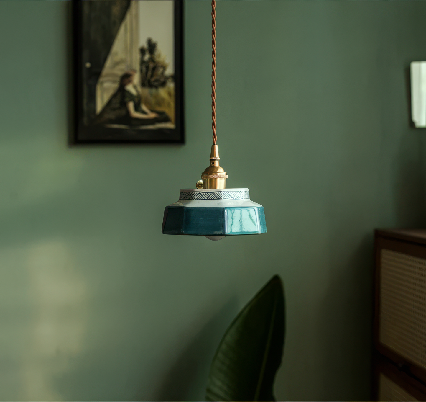 Handgeschilderde Keramische Hanglamp – Scandinavische Stijl met Koperen Fitting