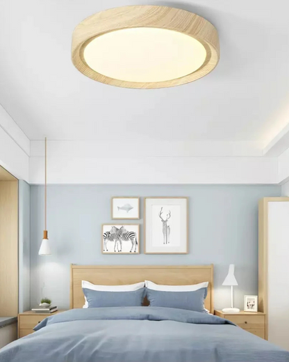 Ronde houten plafondlamp met warm diffuus licht voor serene woonruimtes