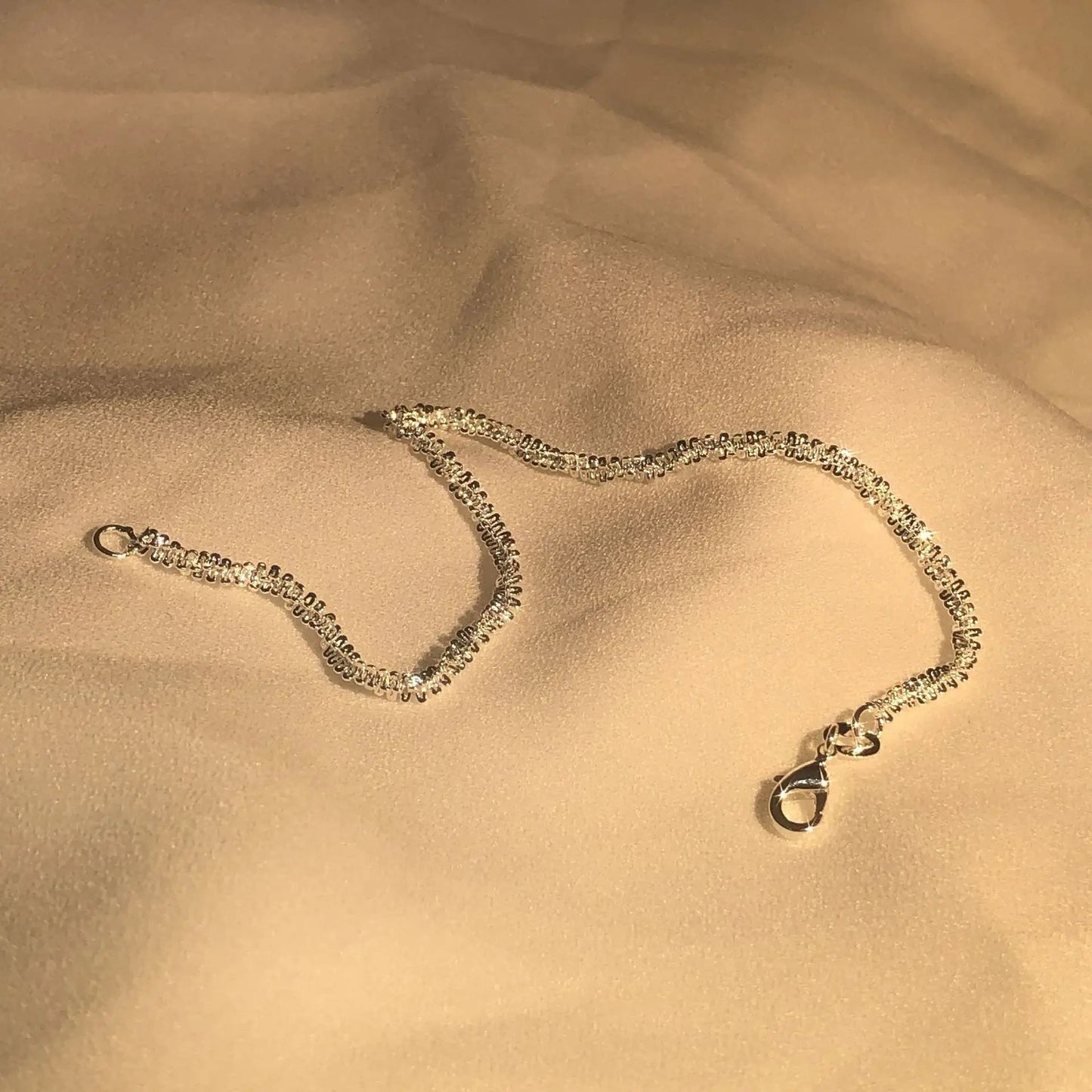 Sterlingsilveren Armband Waterinspiratie Elegant Glanzend Handgelenkaccessoire Dames Tijdloos Moderne Sieraden