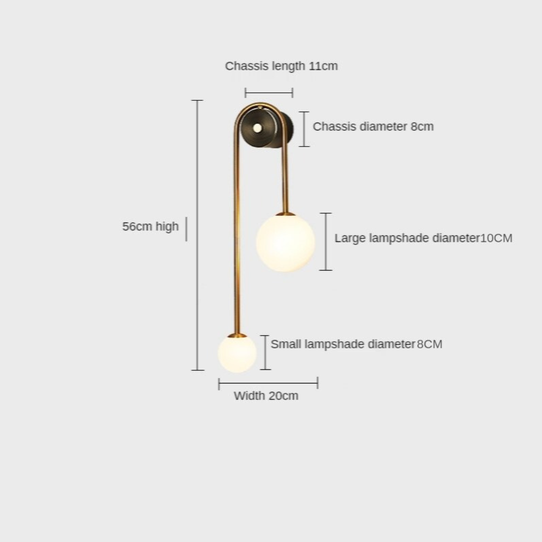 Goudkleurige Wandlamp met Wit Glazen Bol – Modern Scandinavisch Design voor Hal & Gang