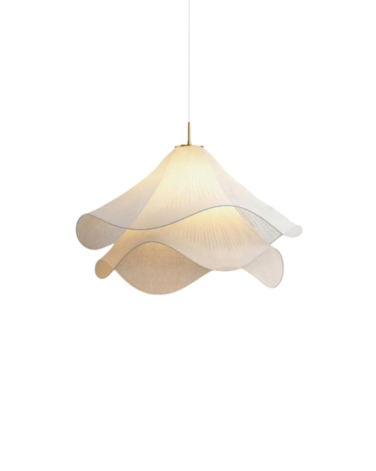 Elegante Bloemvormige Hanglamp Met Gelaagde Stoffen Kap En Gouden Accent