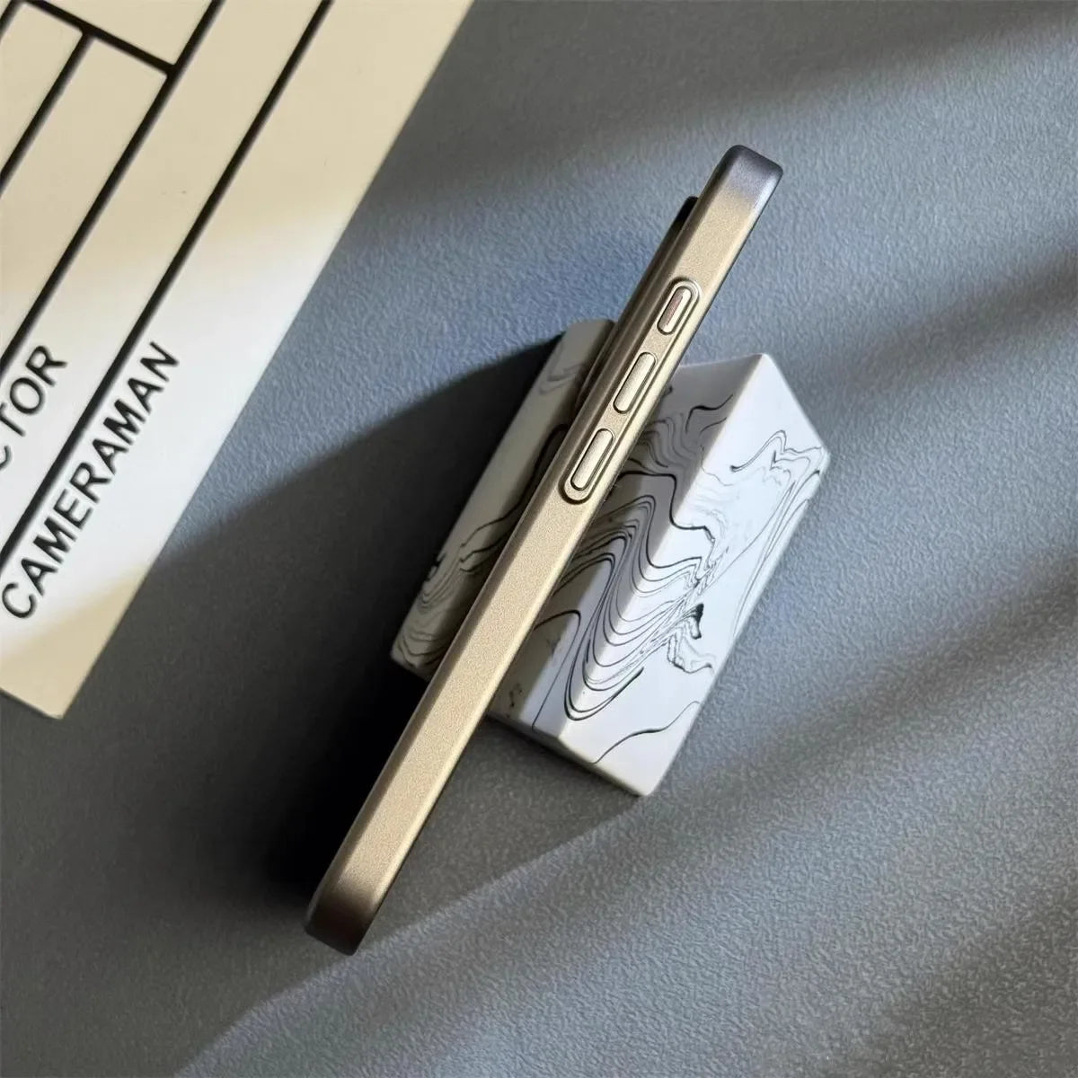 Premium Telefoonhoesje met Titanium-Textuur Ultra-Dun Schokbestendig Anti-Vingerafdruk Draadloos Opladen voor iPhone 13-16 Pro Max