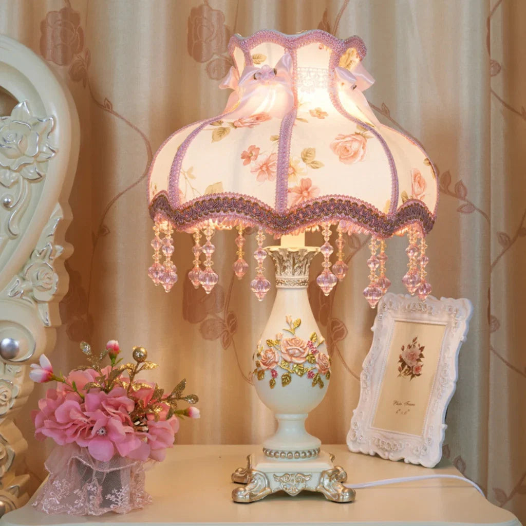 Romantische Tafellamp met Stoffen Kap en Parels – Elegante Decoratieve Nachtlamp met Kant en Rozenmotief – Klassieke Vintage Sfeerlamp voor Slaapkamer en Woonkamer