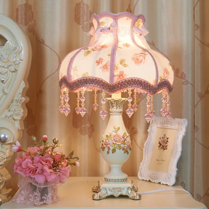 Romantische Tafellamp met Stoffen Kap en Parels – Elegante Decoratieve Nachtlamp met Kant en Rozenmotief – Klassieke Vintage Sfeerlamp voor Slaapkamer en Woonkamer
