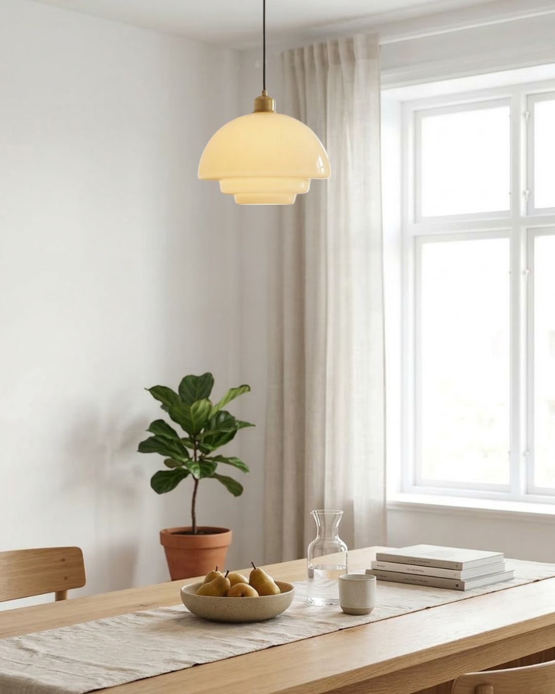 TINA Hanglamp – Mid-Century Melkwit Glas met Geborsteld Messing | Moderne Eetkamer & Keukenverlichting | Verstelbaar | E27 Fitting